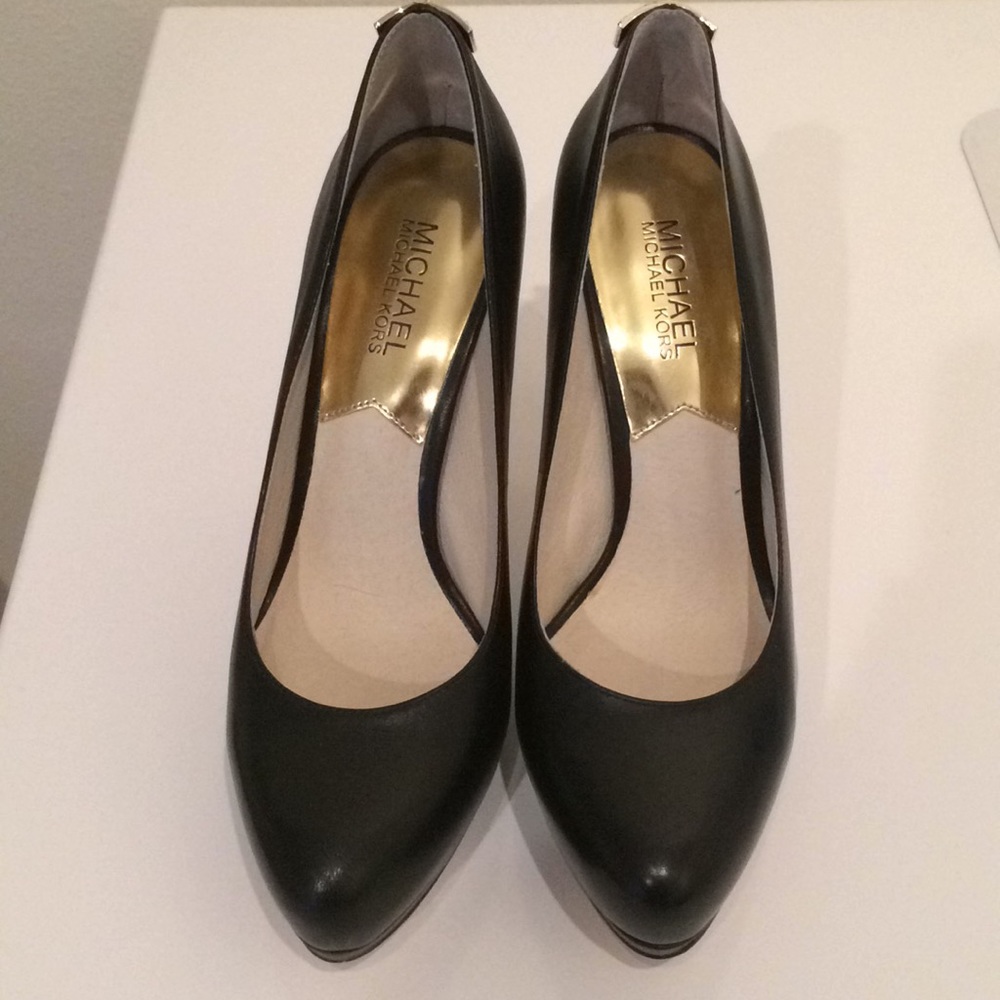 New Michael Kors 5in Pumps